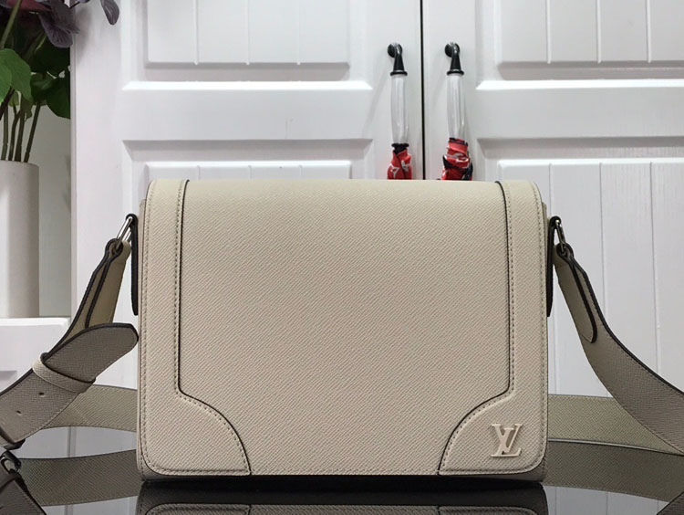Louis Vuitto* M30807 Taiga New Flap bag beige